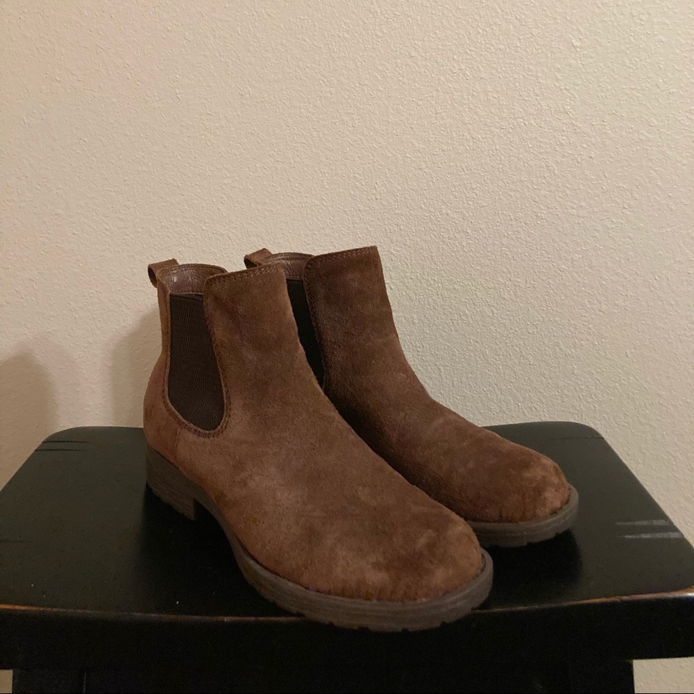 CUTE, SUEDE, WEATHER PROOF BROWN BOOTS!! Brand: Born!